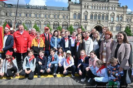 «Красная площадь сияла кумачом». Репортаж Галины Платовой с пионерской линейки в Москве