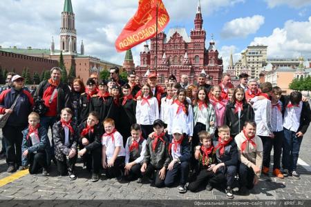«Красная площадь сияла кумачом». Репортаж Галины Платовой с пионерской линейки в Москве