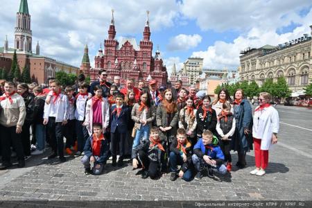 «Красная площадь сияла кумачом». Репортаж Галины Платовой с пионерской линейки в Москве