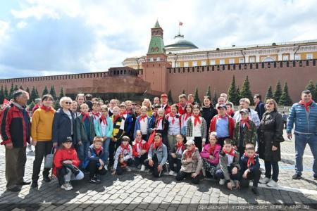 «Красная площадь сияла кумачом». Репортаж Галины Платовой с пионерской линейки в Москве