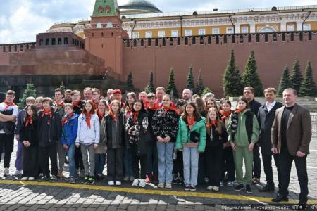 «Красная площадь сияла кумачом». Репортаж Галины Платовой с пионерской линейки в Москве