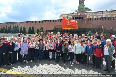 «Красная площадь сияла кумачом». Репортаж Галины Платовой с пионерской линейки в Москве