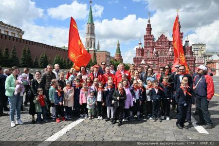 «Красная площадь сияла кумачом». Репортаж Галины Платовой с пионерской линейки в Москве