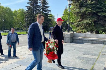 Ульяновцы возложили цветы к памятнику Карлу Марксу в честь его 205-летия