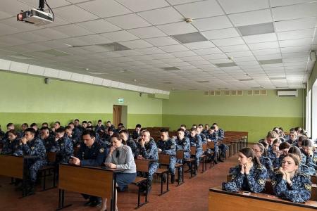 «Знамя нашей Победы». Самарские комсомольцы провели урок мужества для курсантов юридического института