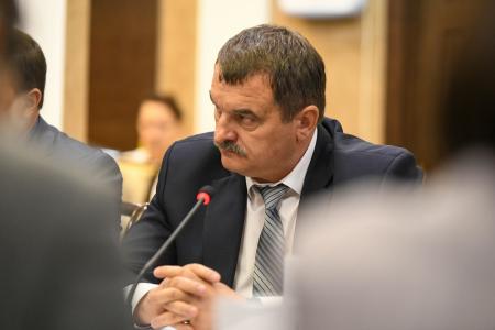 Глава Хакасии коммунист Валентин Коновалов поручил правительству республики активнее поддерживать коллективные формы хозяйствования на селе
