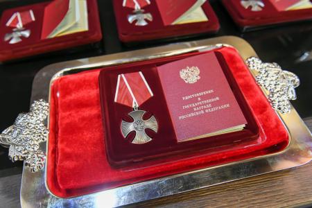Глава Хакасии Валентин Коновалов вручил награды семьям погибших бойцов и объявил об установлении памятника всем воинам, погибшим в ходе специальной военной операции
