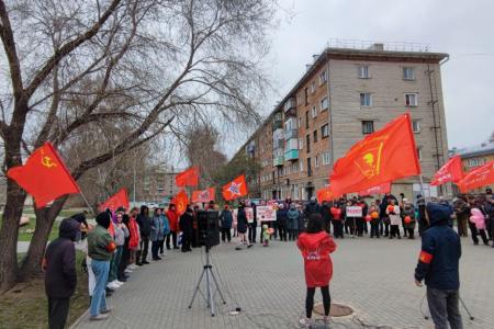 «Мир! Труд! Май!». В Алтайском крае коммунисты отметили День международной солидарности трудящихся