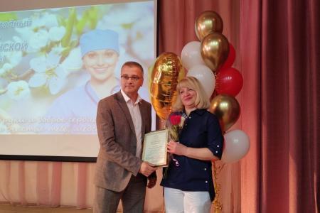 Ульяновские коммунисты поздравили медицинских сестер с профессиональным праздником