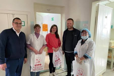 Ульяновские коммунисты поздравили медицинских сестер с профессиональным праздником