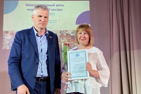 Ульяновские коммунисты поздравили медицинских сестер с профессиональным праздником