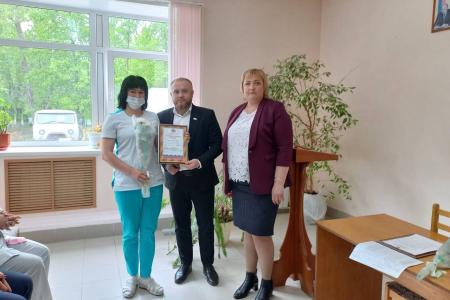 Ульяновские коммунисты поздравили медицинских сестер с профессиональным праздником