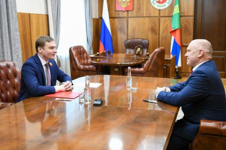 Хакасию по приглашению главы республики Валентина Коновалова посетил летчик-космонавт, Герой России Олег Артемьев