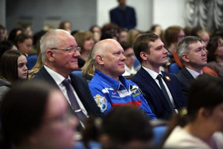 Глава Хакасии Валентин Коновалов вручил летчику-космонавту, Герою России Олегу Артемьеву орден «За заслуги перед Хакасией»