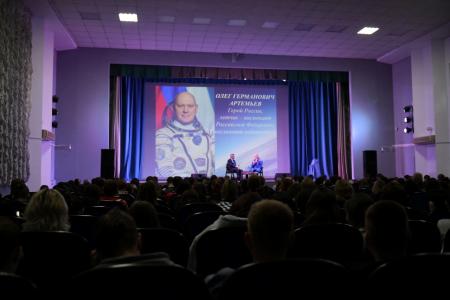 Глава Хакасии Валентин Коновалов вручил летчику-космонавту, Герою России Олегу Артемьеву орден «За заслуги перед Хакасией»