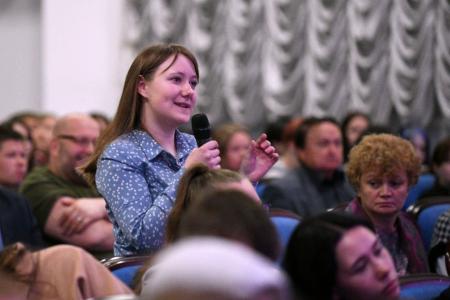 Глава Хакасии Валентин Коновалов вручил летчику-космонавту, Герою России Олегу Артемьеву орден «За заслуги перед Хакасией»