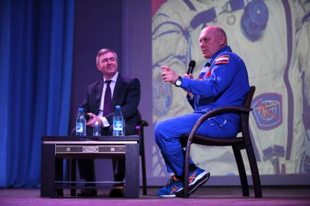 Глава Хакасии Валентин Коновалов вручил летчику-космонавту, Герою России Олегу Артемьеву орден «За заслуги перед Хакасией»