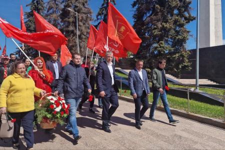 Ульяновские коммунисты возложили цветы к Вечному огню