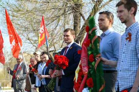 Глава Хакасии Валентин Коновалов и коммунисты республики почтили память бойцов, умерших от ран в госпиталях Абакана во время Великой Отечественной войны