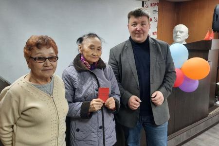 Тувинские коммунисты провели творческий вечер для ветеранов партии в честь Первомая