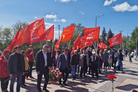 Ульяновские коммунисты возложили цветы к Вечному огню