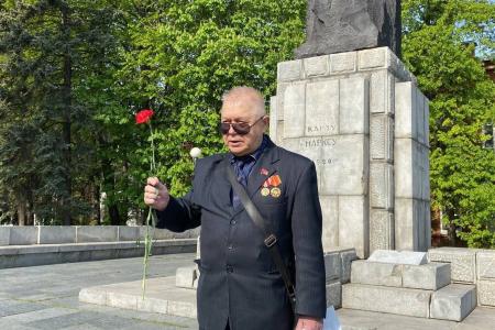 Ульяновцы возложили цветы к памятнику Карлу Марксу в честь его 205-летия