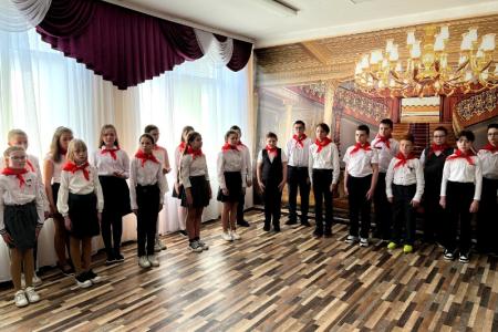 В Тульской области продолжается массовый приём школьников в пионеры