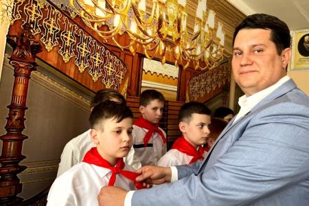 В Тульской области продолжается массовый приём школьников в пионеры