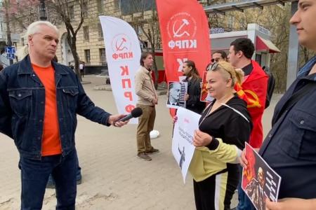 Коммунисты провели акцию против драпировки памятника В.И. Ленину в Хабаровске