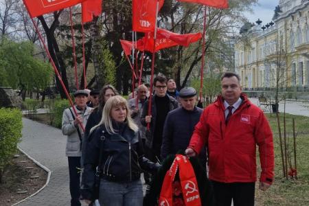Амурские коммунисты возложили цветы к Вечному огню в Благовещенске