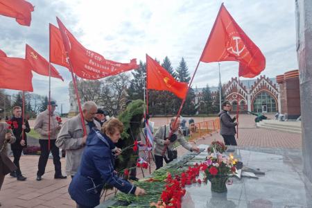 Амурские коммунисты возложили цветы к Вечному огню в Благовещенске