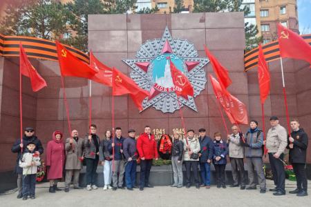 Амурские коммунисты возложили цветы к Вечному огню в Благовещенске