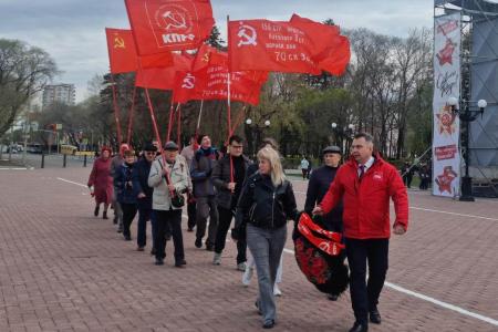 Амурские коммунисты возложили цветы к Вечному огню в Благовещенске