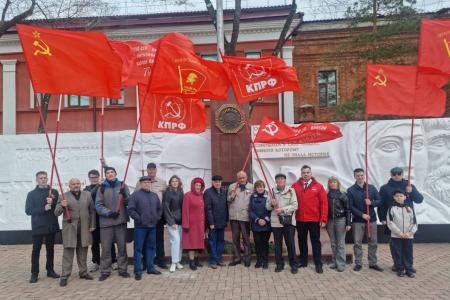 Амурские коммунисты возложили цветы к Вечному огню в Благовещенске