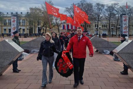 Амурские коммунисты возложили цветы к Вечному огню в Благовещенске