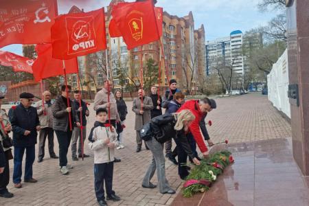 Амурские коммунисты возложили цветы к Вечному огню в Благовещенске