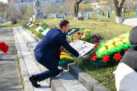 Глава Хакасии Валентин Коновалов и коммунисты республики почтили память бойцов, умерших от ран в госпиталях Абакана во время Великой Отечественной войны
