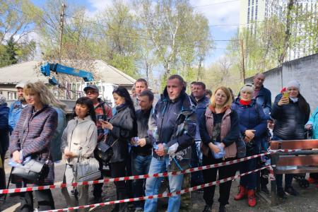 Депутаты-коммунисты раздали более 8000 саженцев кедра в Новосибирске