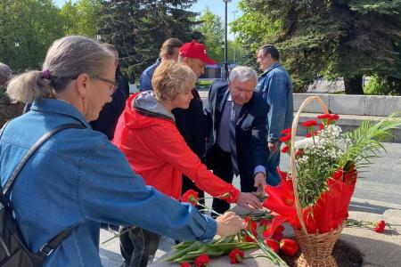 Ульяновцы возложили цветы к памятнику Карлу Марксу в честь его 205-летия