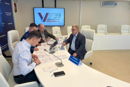 Заместитель Председателя Московской областной Думы, руководитель фракции КПРФ Александр Наумов подал документы для участия в выборах на должность губернатора Московской области