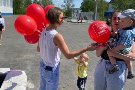 В Красноярском крае КПРФ проводит акции в честь Дня защиты детей