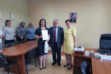 Руководитель фракции КПРФ в Московской областной Думе Александр Наумов вручил награды социальным работникам в Домодедове