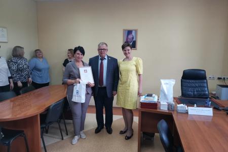 Руководитель фракции КПРФ в Московской областной Думе Александр Наумов вручил награды социальным работникам в Домодедове