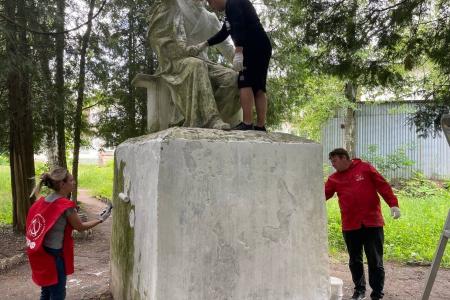 Тульские коммунисты отремонтировали памятник А.С. Пушкину в городе Липки