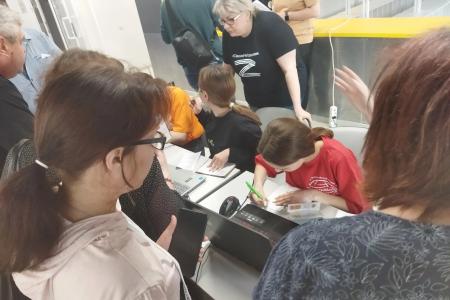 Белгород: комсомольцы помогают жителям Шебекино в пунктах временного размещения