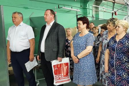 Ивановская область. Лидер местных коммунистов Александр Бойков наградил лучших работников текстильной и легкой промышленности