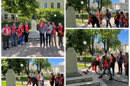 Тульские коммунисты отремонтировали памятник А.С. Пушкину в городе Липки