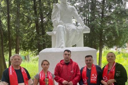 Тульские коммунисты отремонтировали памятник А.С. Пушкину в городе Липки