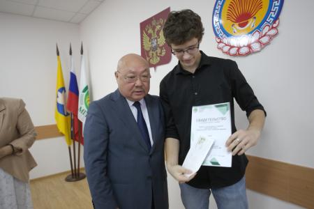 Депутаты-коммунисты Калмыкии вручили именные стипендии студентам КФ МГГЭУ