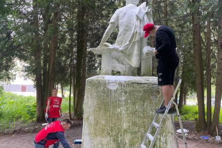 Тульские коммунисты отремонтировали памятник А.С. Пушкину в городе Липки